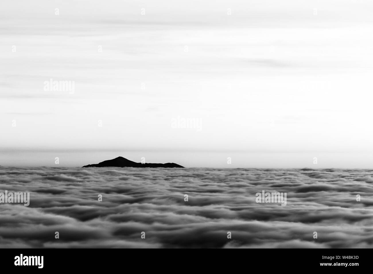 Montagnes au loin au-dessus d'une mer de brume, comme une île Banque D'Images