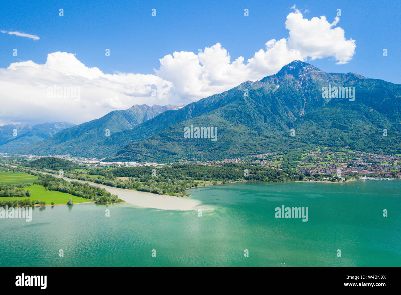 Vue aérienne du fleuve Adda qui coule dans le lac de Côme et Monte Legnone en arrière-plan, Trivio di Fuentes, Valtellina, Lombardie, Italie Banque D'Images