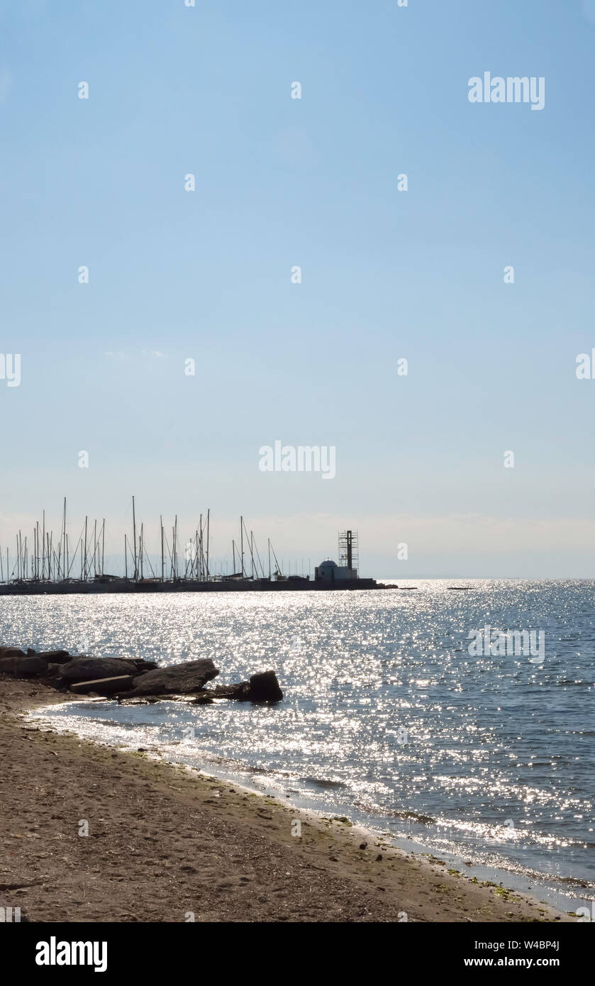 Près de la plage du club nautique de Thessalonique en Kalamaria une journée ensoleillée Banque D'Images
