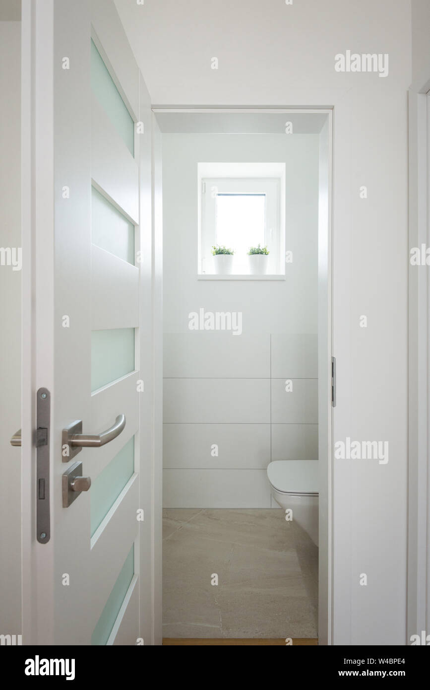 Petite salle de bains dans maison contemporaine Banque D'Images