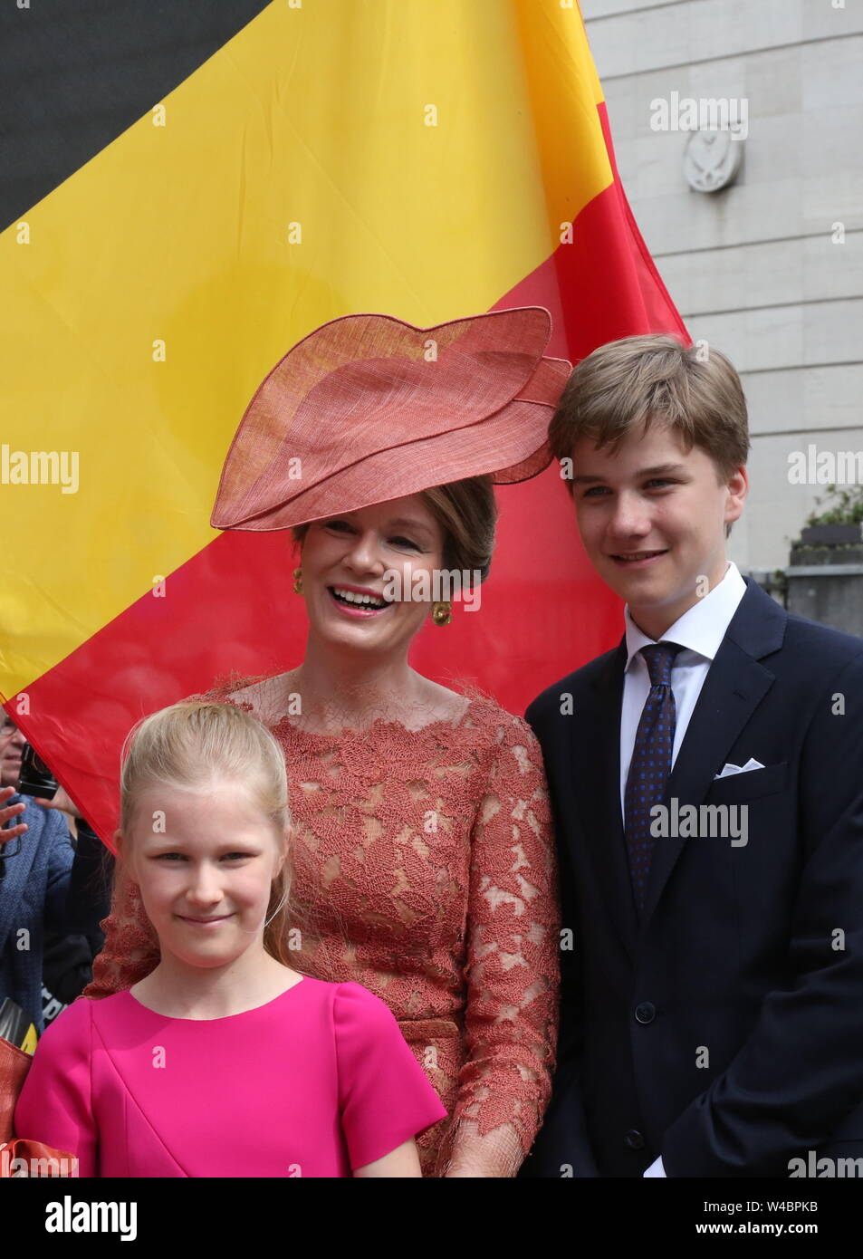 Bruxelles, Belgique. 21 juillet, 2019. La Reine Mathilde (C) et ses enfants, le Prince Gabriel (1e R), La Princesse Eleonore (1re L) assister à la fête nationale belge à Bruxelles, Belgique, le 21 juillet 2019. Pour marquer la Fête Nationale belge, un grand défilé a été organisé le dimanche dans le centre de Bruxelles. Credit : Wang Xiaojun/Xinhua/Alamy Live News Banque D'Images