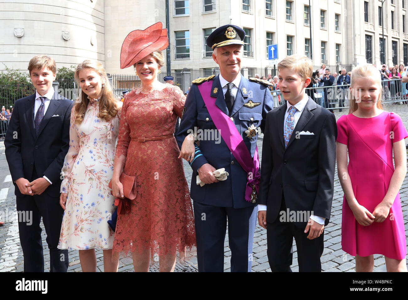 Bruxelles, Belgique. 21 juillet, 2019. Le roi Philippe (3R), la Reine Mathilde (3L), et de leurs enfants la Princesse Elisabeth (2L), le Prince Gabriel (1re L), La Princesse Eleonore (1e R), et Prince Emmanuel (2e R) assister à la fête nationale belge à Bruxelles, Belgique, le 21 juillet 2019. Pour marquer la Fête Nationale belge, un grand défilé a été organisé le dimanche dans le centre de Bruxelles. Credit : Wang Xiaojun/Xinhua/Alamy Live News Banque D'Images