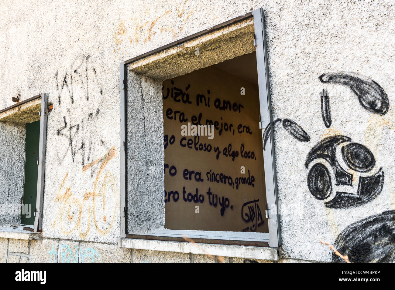 Déclaration d'amour écrit sur le mur d'une vieille maison abandonnée à côté de la gare de Rio Tajo Banque D'Images