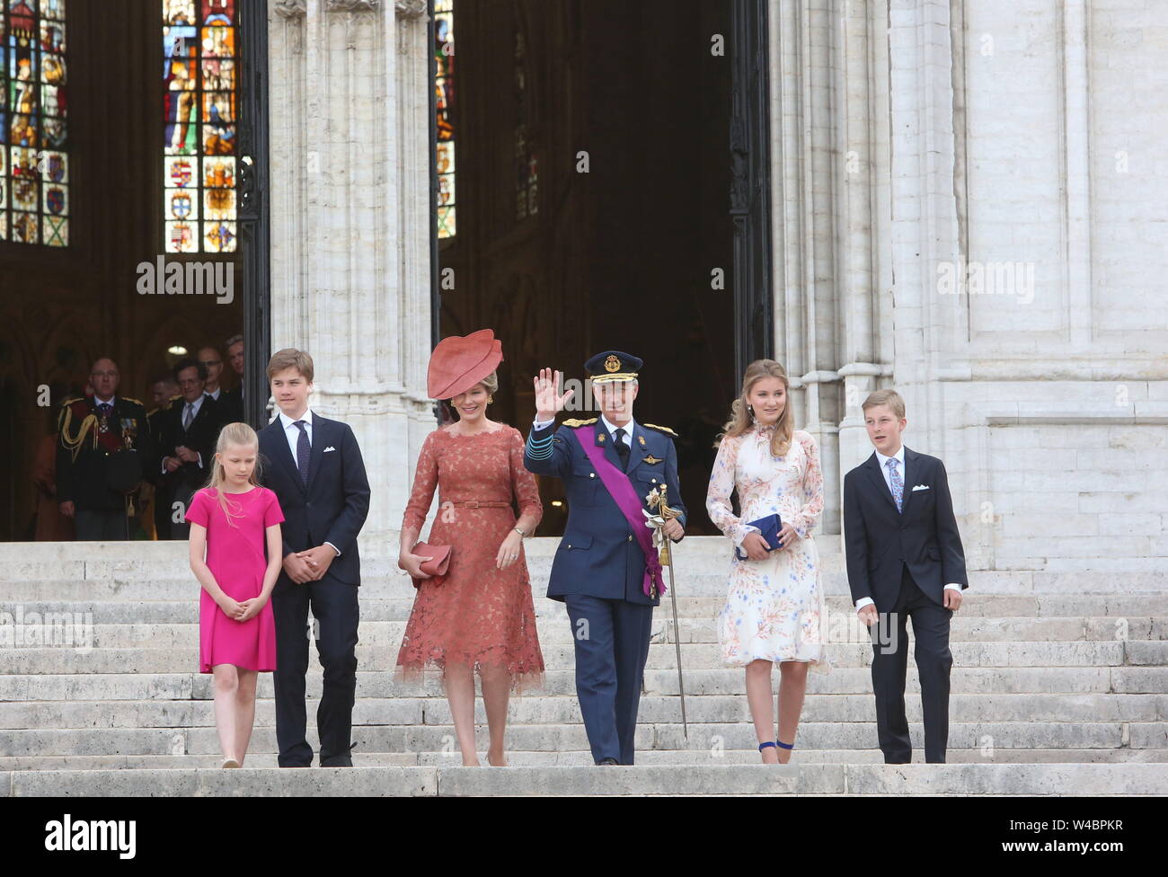 Bruxelles, Belgique. 21 juillet, 2019. Le roi Philippe (3R), la Reine Mathilde (3L), et de leurs enfants la Princesse Elisabeth (2e R), le Prince Gabriel (2L), La Princesse Eleonore (1re L), et Prince Emmanuel (1e R) assister à la fête nationale belge à Bruxelles, Belgique, le 21 juillet 2019. Pour marquer la Fête Nationale belge, un grand défilé a été organisé le dimanche dans le centre de Bruxelles. Credit : Wang Xiaojun/Xinhua/Alamy Live News Banque D'Images