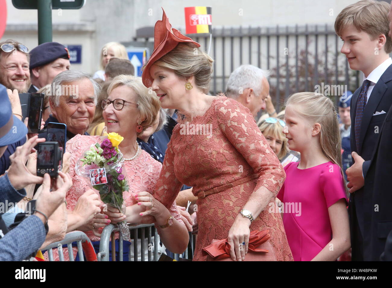 Bruxelles, Belgique. 21 juillet, 2019. La Reine Mathilde (C) et ses enfants, le Prince Gabriel (1e R), La Princesse Eleonore (2e R) assister à la fête nationale belge à Bruxelles, Belgique, le 21 juillet 2019. Pour marquer la Fête Nationale belge, un grand défilé a été organisé le dimanche dans le centre de Bruxelles. Credit : Wang Xiaojun/Xinhua/Alamy Live News Banque D'Images