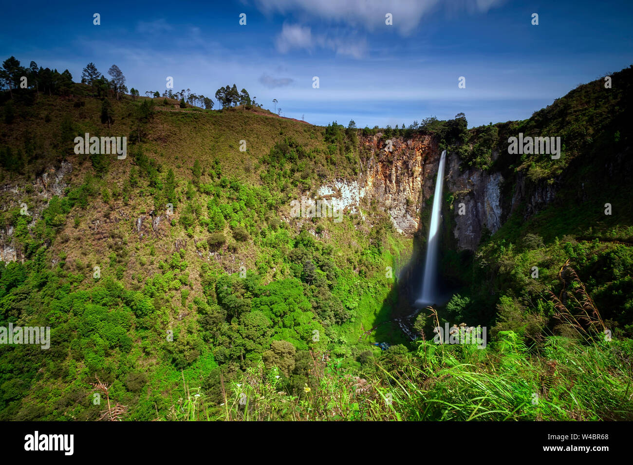 Cascade SIPISO PISO-PAYSAGE AVEC CIEL BLEU. Banque D'Images