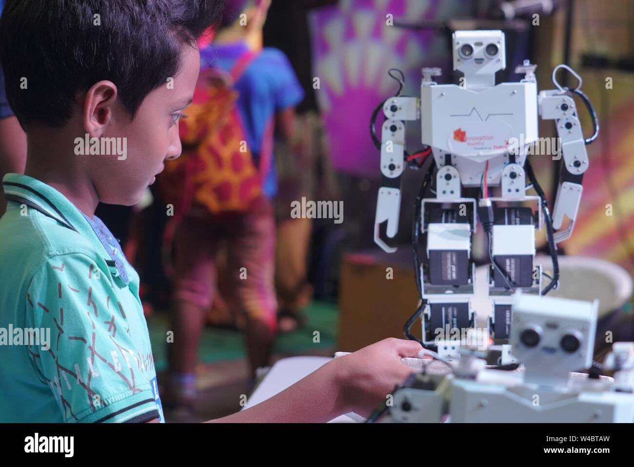 Colombo, Sri Lanka. 21 juillet, 2019. Un garçon manipule un robot à l'Shilpa Sena Sri Lanka exposition La révolution technologique à Colombo, Sri Lanka, le 21 juillet 2019. Les quatre jours d'exposition fermée le 21 juillet 2019. Source : Xinhua/Alamy Live News Banque D'Images