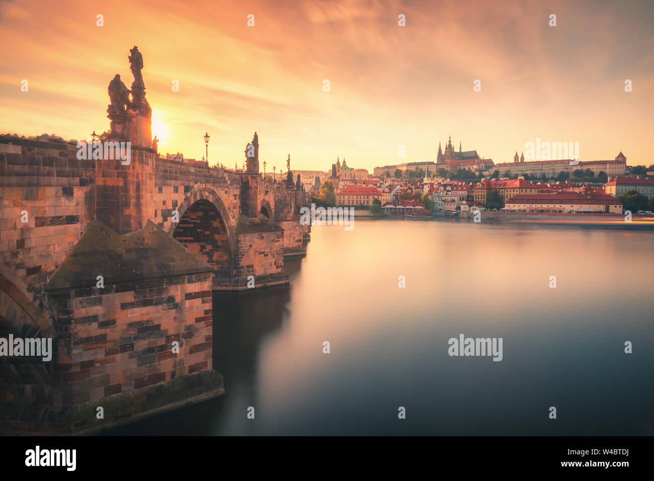 Coucher du soleil sur le Pont Charles (Karlov Most), la rivière Vltava et le château de Prague en été à Prague, capitale de République Tchèque Banque D'Images