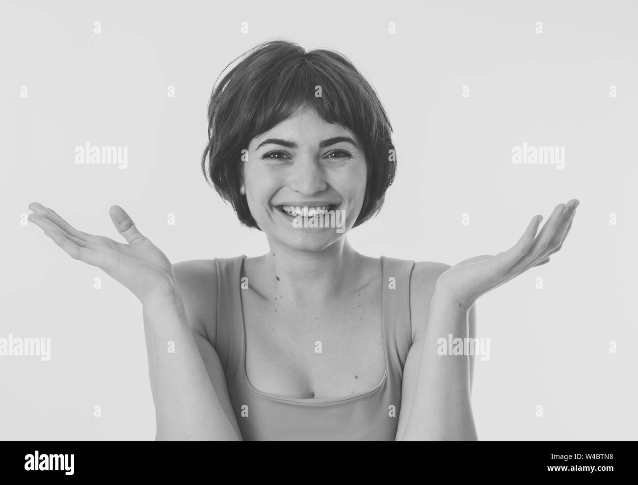 Portrait noir et blanc de belle femme choqué bonne nouvelle audience ou d'avoir beaucoup de succès avec un visage heureux et surpris. Les droits de l'expression du visage, Banque D'Images