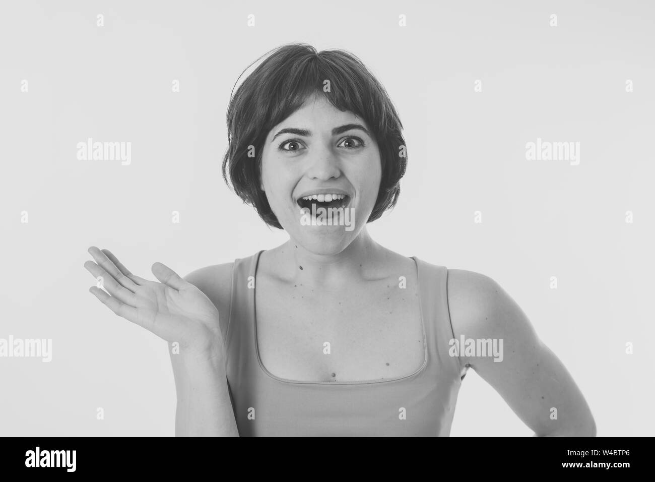 Portrait noir et blanc de belle femme choqué bonne nouvelle audience ou d'avoir beaucoup de succès avec un visage heureux et surpris. Les droits de l'expression du visage, Banque D'Images