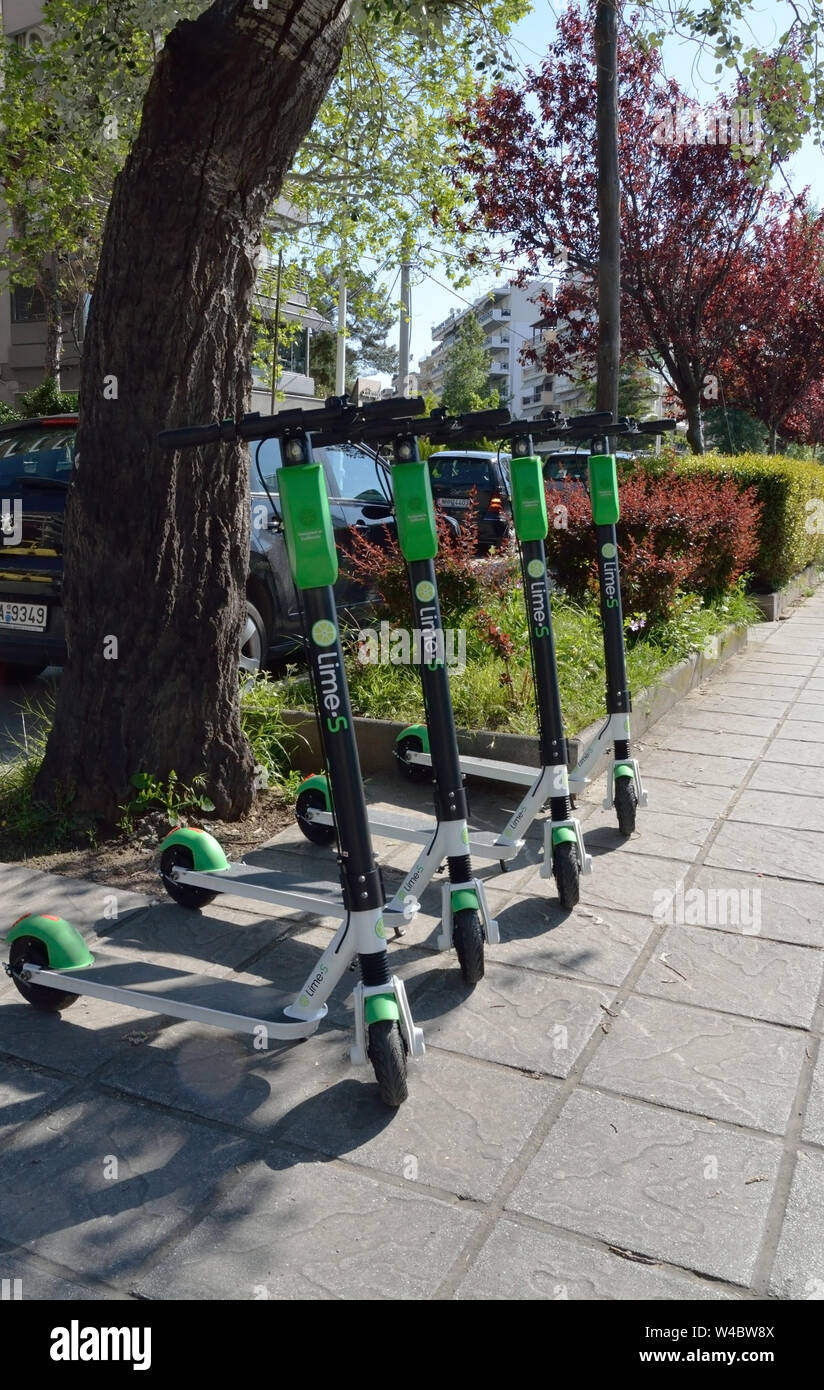 KALAMARIA, THESSALONIQUE/GRÈCE-AVRIL 19,2019:Des scooters électriques de chaux société parcked l'un à côté de l'autre à la chaussée Banque D'Images