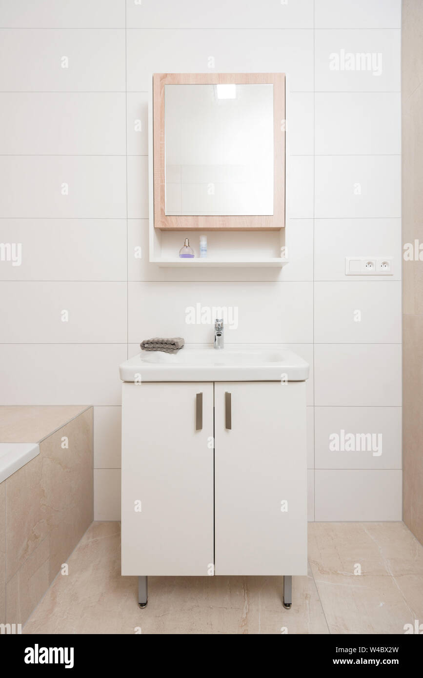 Salle de bains contemporaine avec miroir intérieur et du cabinet Banque D'Images