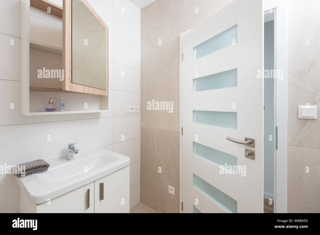 Salle de bains contemporaine avec miroir intérieur et du cabinet Banque D'Images
