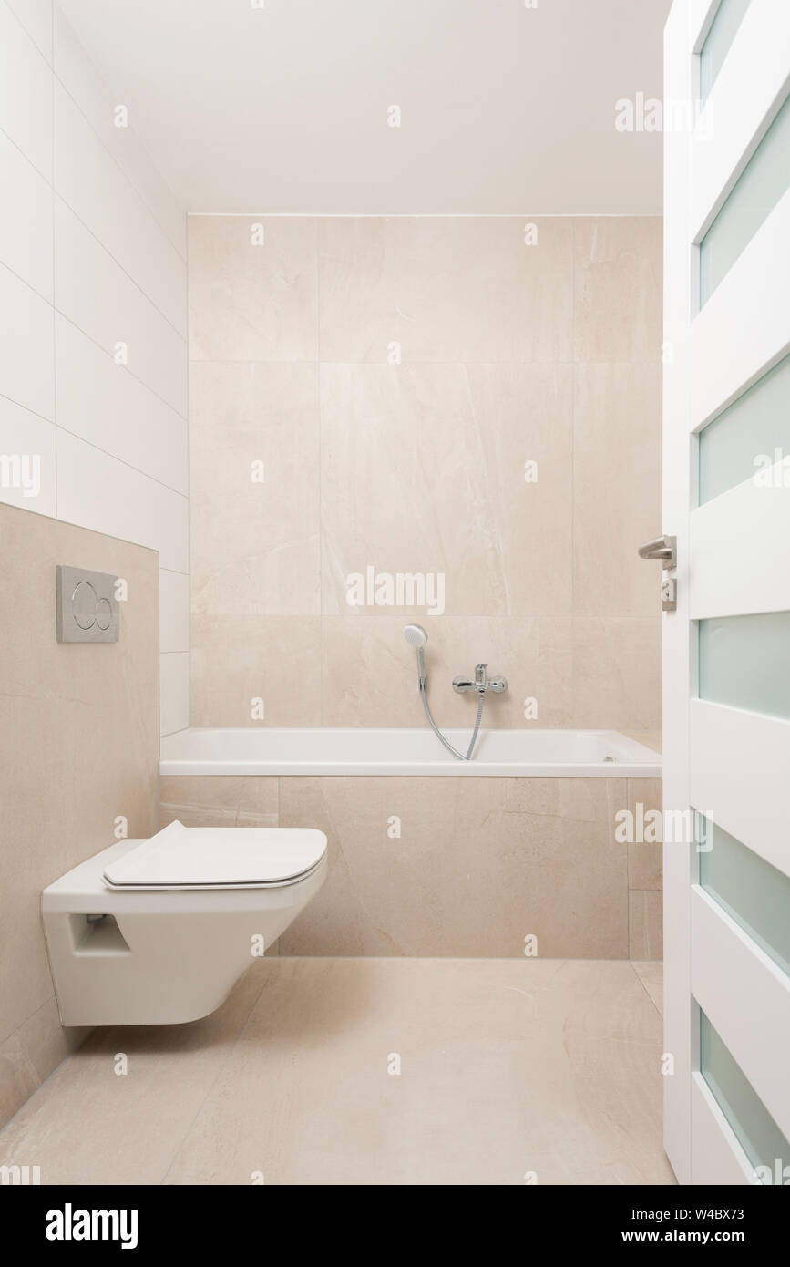 Intérieur d'une petite salle de bains dans maison contemporaine Banque D'Images