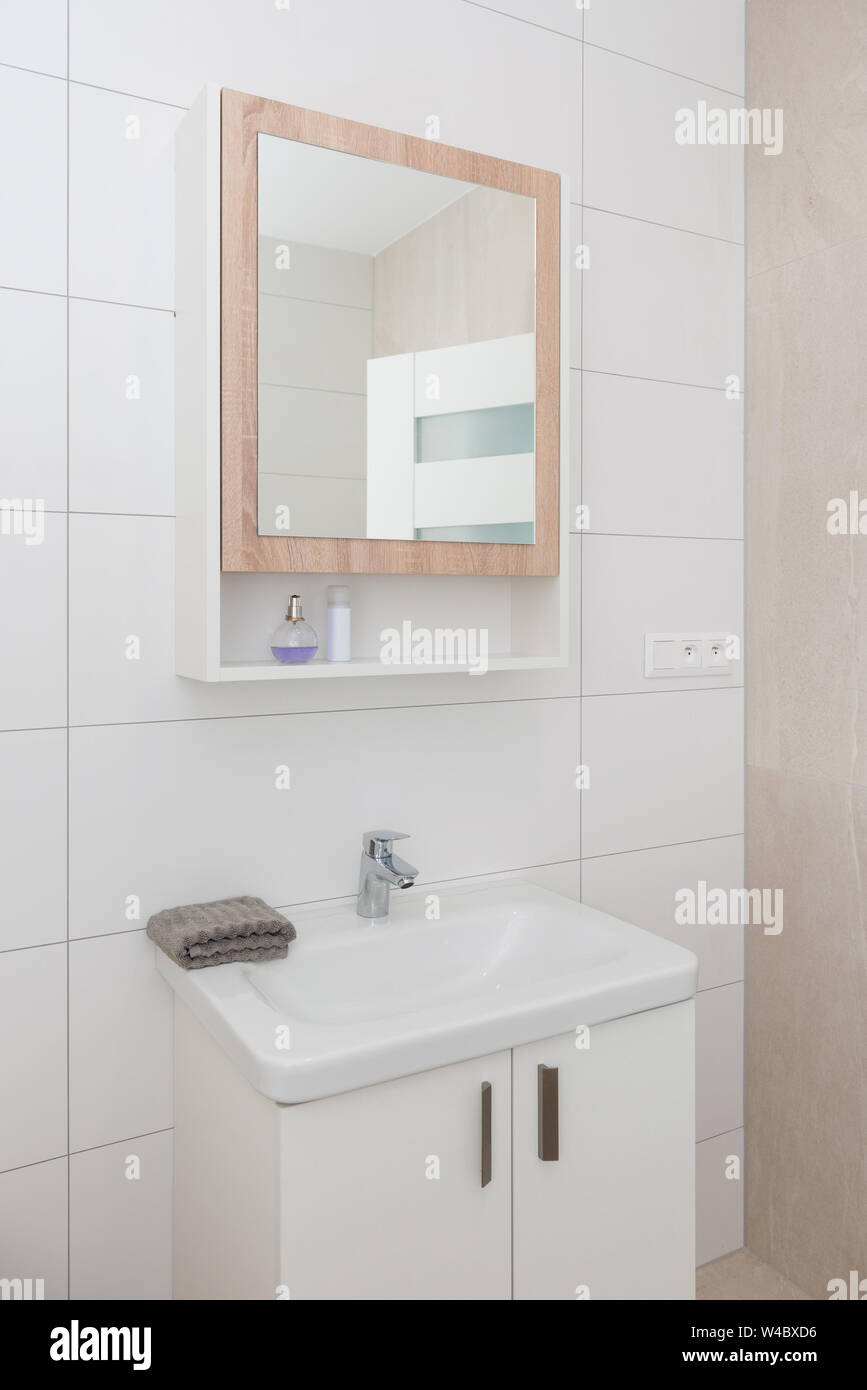 Salle de bains contemporaine avec miroir intérieur et du cabinet Banque D'Images