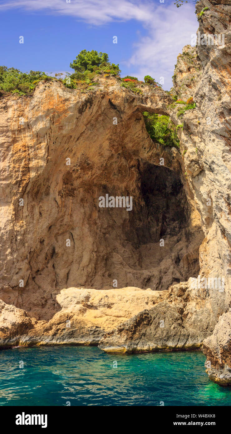 L'arche naturelle dans la région de Capri, Italie.La côte déchiquetée de l'île de Capri, au milieu des rochers, criques et grottes. Capri, Italie. Banque D'Images