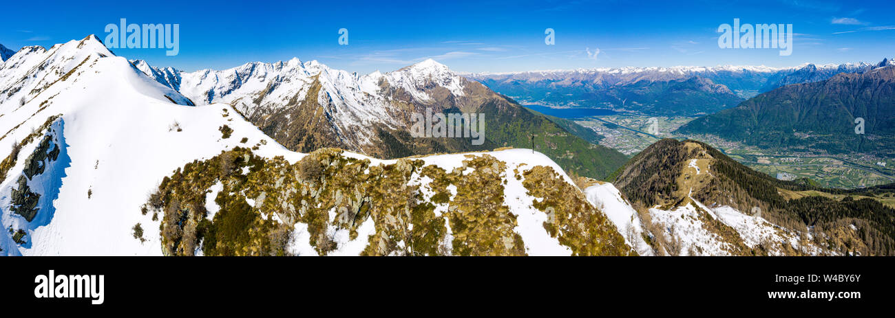 Vue panoramique aérienne du Pizzo dei Galli, Olano, Monte Monte Legnone et Le Lac de Côme, Alpes Orobie, Val Gerola, Valtellina, Lombardie, Italie Banque D'Images