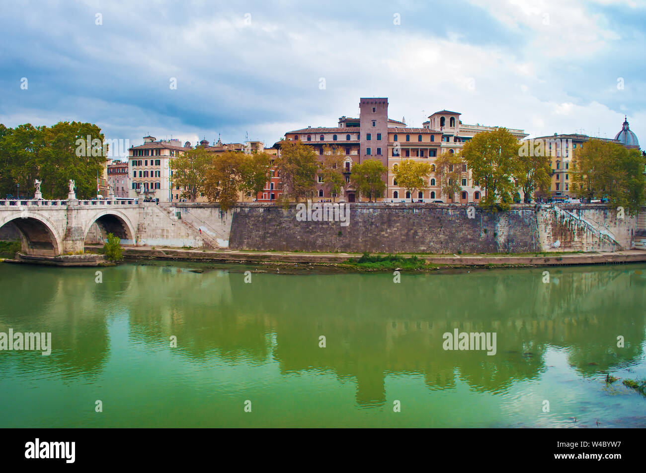 Image de Rione Ponte district. Plusieurs bâtiments en pierre antique et le Ponte Sant'Angelo, pont d'orangers, les eaux vertes du Tibre en vertu des Banque D'Images