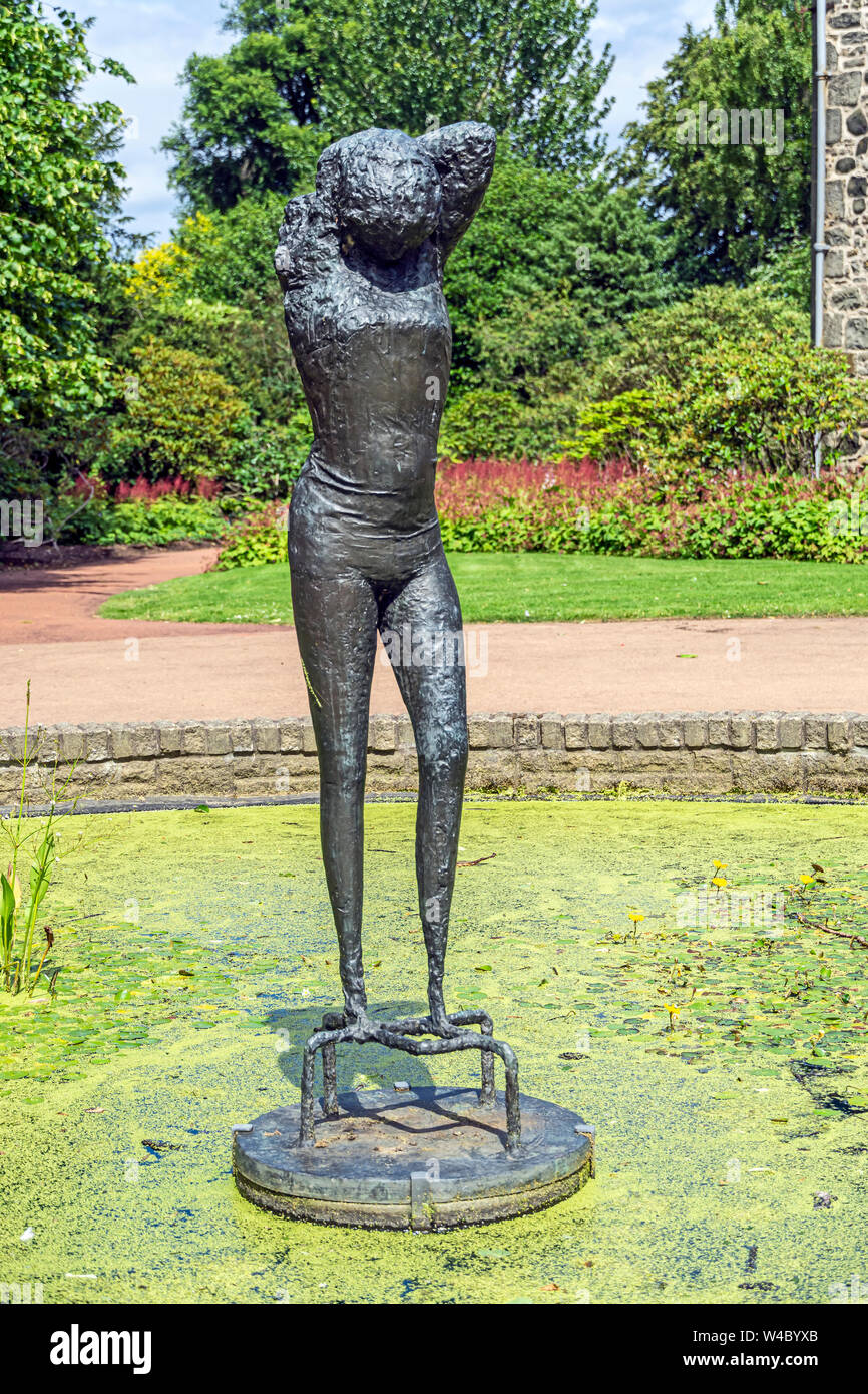 Statue de jeune fille par Reg Butler dans l étang à Inverleith House en Royal Botanic Garden Edinburgh Scotland UK Banque D'Images