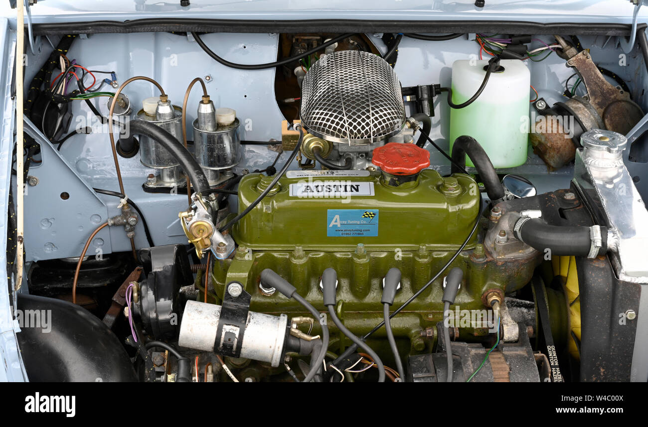 Le compartiment moteur d'une voiture à moteur Austin mini Banque D'Images