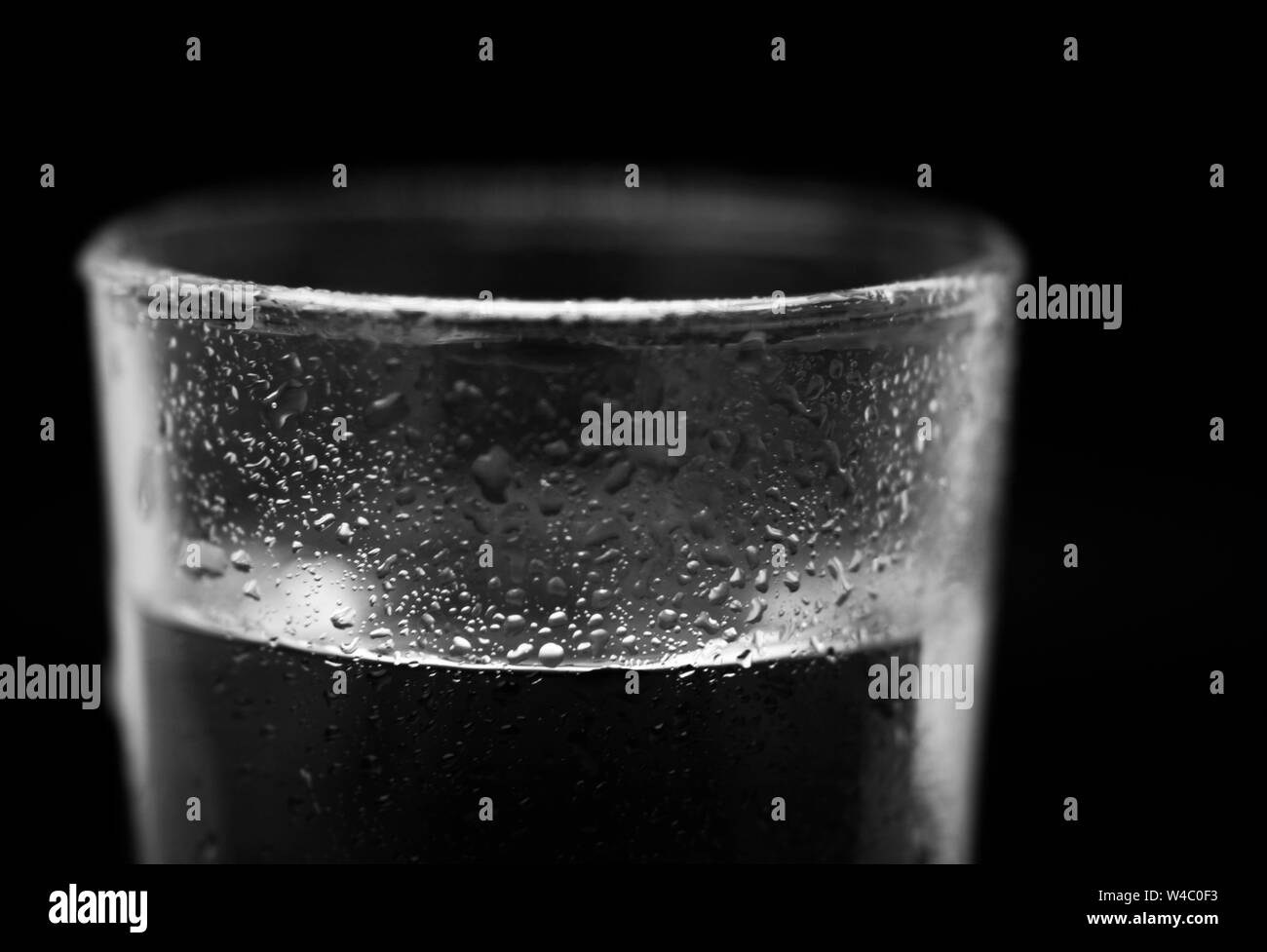 Un verre d'eau en studio, avec un fond noir Banque D'Images