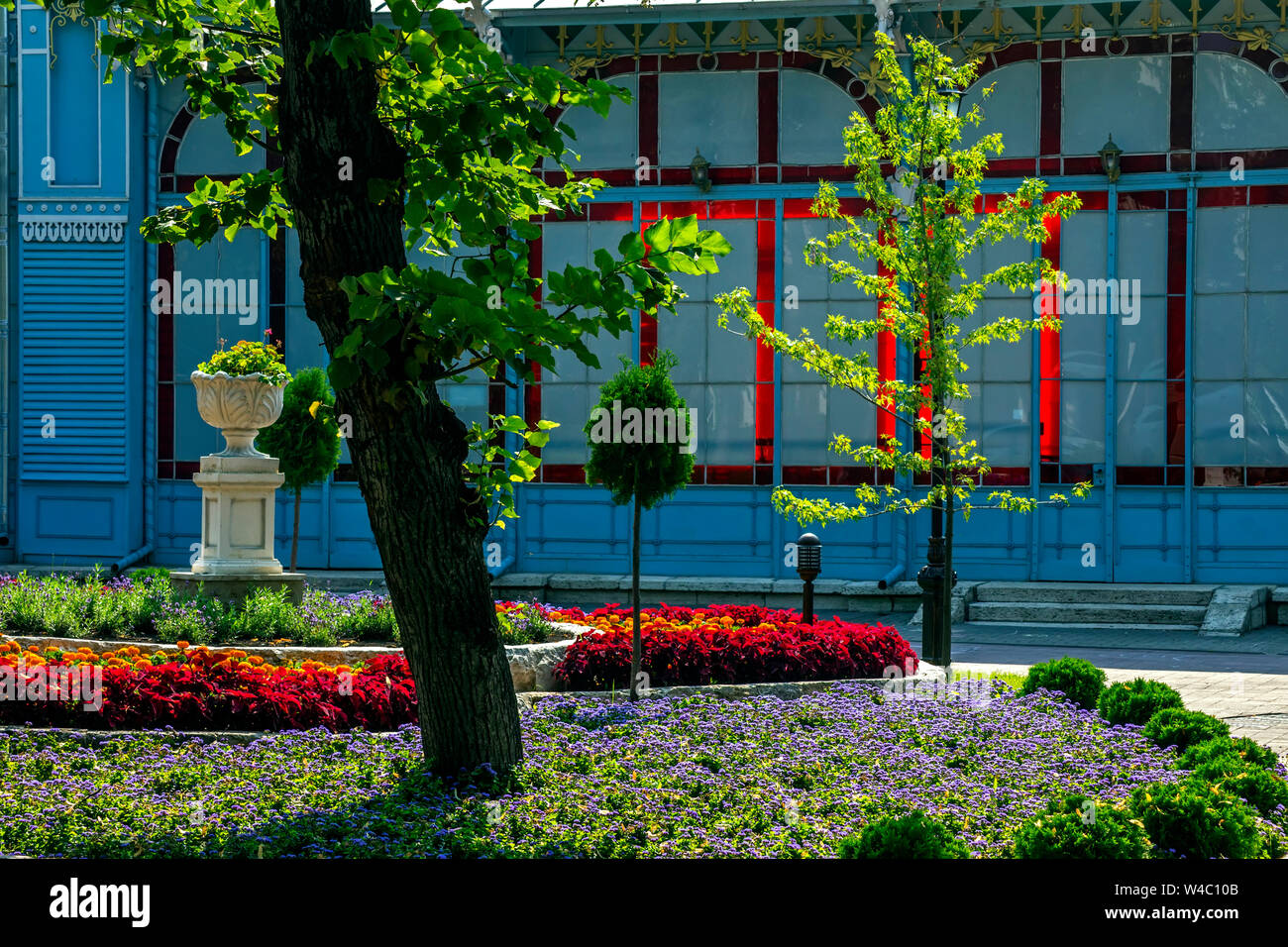 Beaux parterres du jardin de fleurs d'été dans le parc. Banque D'Images