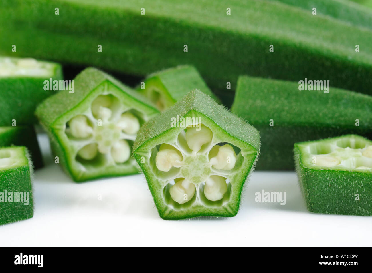 L'okra tranché isolé sur fond blanc Banque D'Images