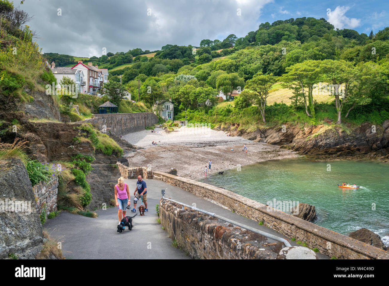 Sur une journée d'été les visiteurs apprécient le charme du petit village de Combe Martin, niché sur la côte nord du Devon au bord d'Exmoor National Park Banque D'Images