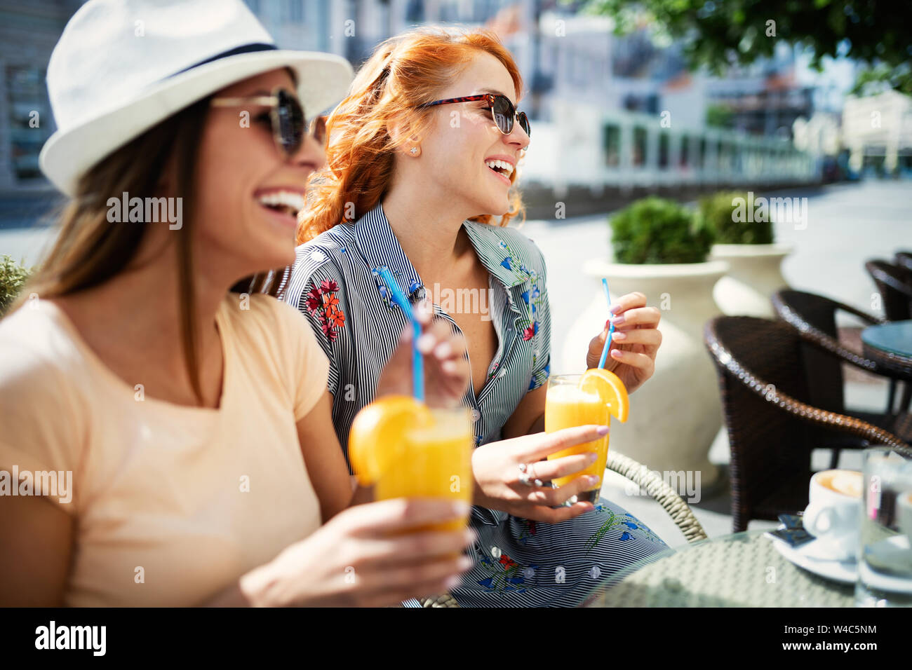 Les amis d'avoir un grand moment dans le café. Women smiling et boire du jus et bénéficiant d'ensemble Banque D'Images