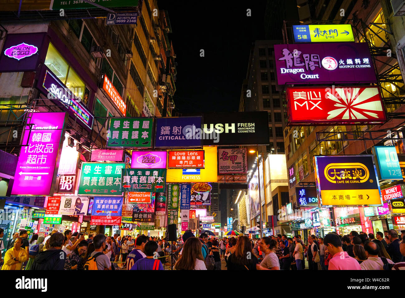 Kowloon, Hong-Kong-Nov 6th, 2016 : les panneaux de signalisation lumineux et éclairé les rues de Kowloon. Hong Kong est célèbre pour la multitude de néons un Banque D'Images
