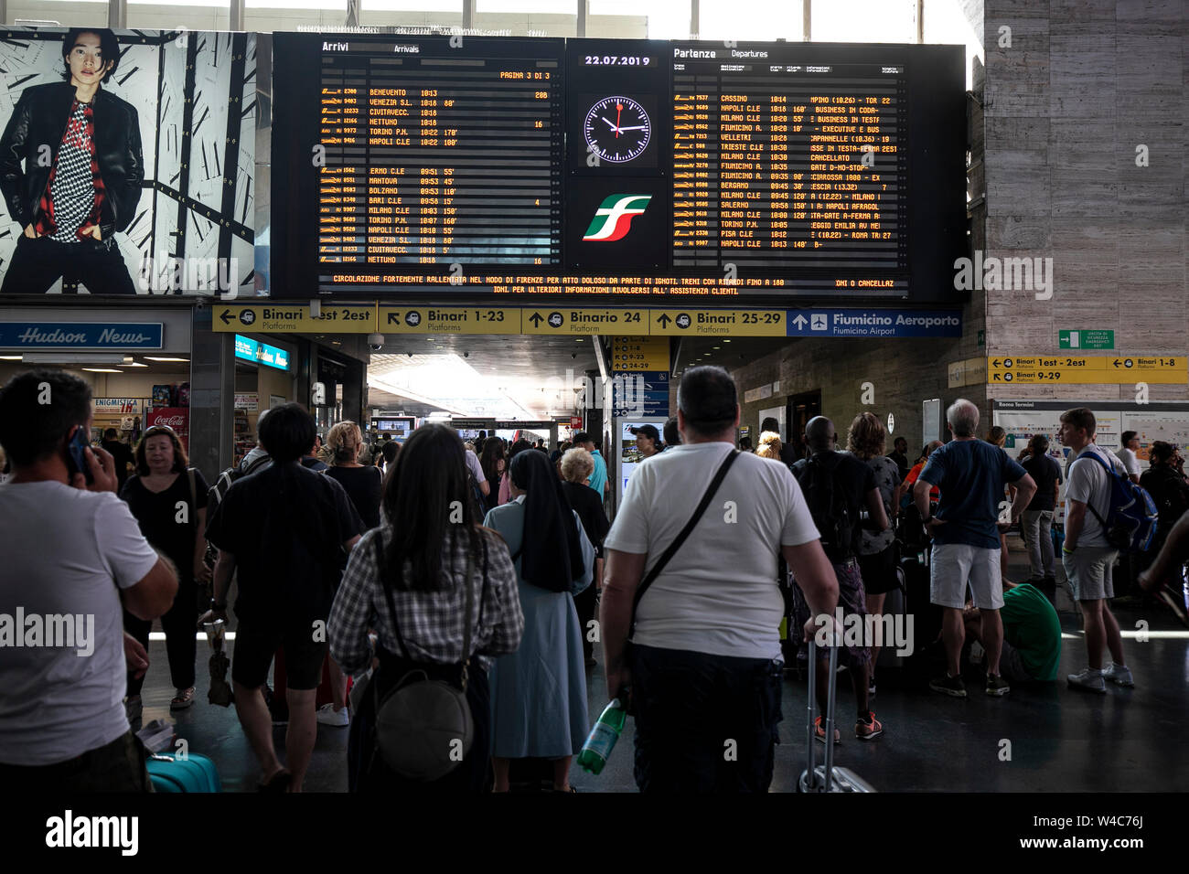 Roma, Italia. 22 juillet, 2019. Foto Carlo Lannutti/LaPresseRoma : 22-07-2019 Cronaca. Stazione Termini disagi ritardi e per l'incendio doloso alla stazione di Firenze Rovezzano Nella foto : Passeggeri attesa dei Treni en crédit : LaPresse/Alamy Live News Banque D'Images