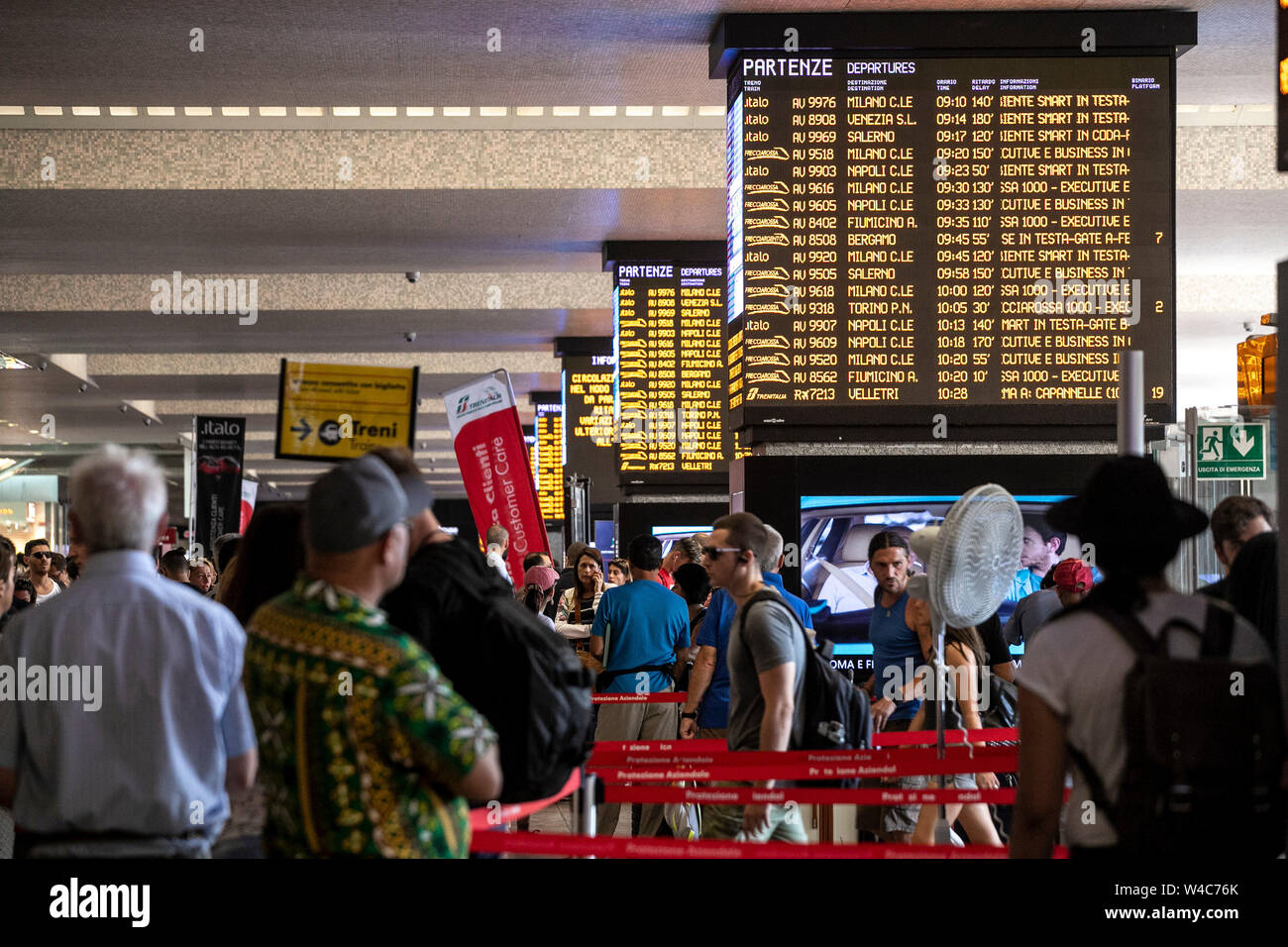 Roma, Italia. 22 juillet, 2019. Foto Carlo Lannutti/LaPresseRoma : 22-07-2019 Cronaca. Stazione Termini disagi ritardi e per l'incendio doloso alla stazione di Firenze Rovezzano Nella foto : Passeggeri attesa dei Treni en crédit : LaPresse/Alamy Live News Banque D'Images