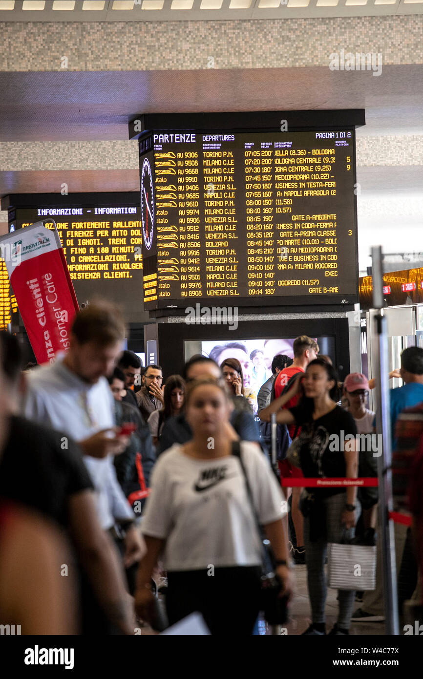 Roma, Italia. 22 juillet, 2019. Foto Carlo Lannutti/LaPresseRoma : 22-07-2019 Cronaca. Stazione Termini disagi ritardi e per l'incendio doloso alla stazione di Firenze Rovezzano Nella foto : Passeggeri attesa dei Treni en crédit : LaPresse/Alamy Live News Banque D'Images