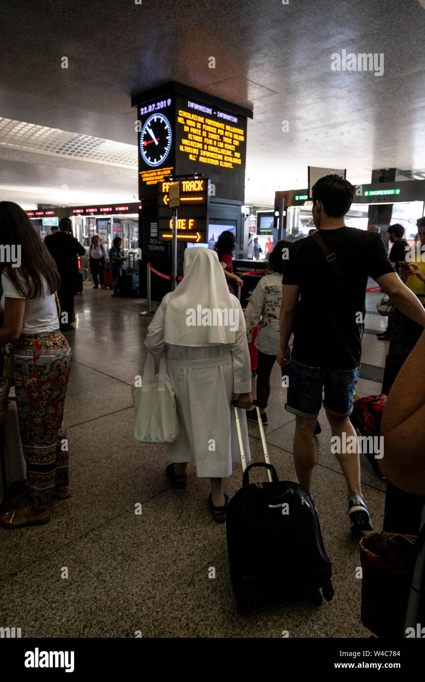 Roma, Italia. 22 juillet, 2019. Foto Carlo Lannutti/LaPresseRoma : 22-07-2019 Cronaca. Stazione Termini disagi ritardi e per l'incendio doloso alla stazione di Firenze Rovezzano Nella foto : Passeggeri attesa dei Treni en crédit : LaPresse/Alamy Live News Banque D'Images