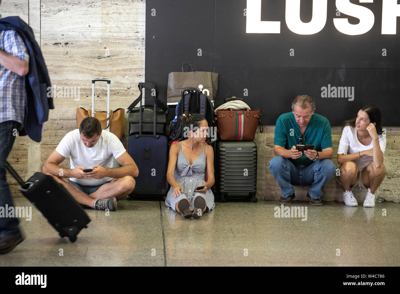 Roma, Italia. 22 juillet, 2019. Foto Carlo Lannutti/LaPresseRoma : 22-07-2019 Cronaca. Stazione Termini disagi ritardi e per l'incendio doloso alla stazione di Firenze Rovezzano Nella foto : Passeggeri attesa dei Treni en crédit : LaPresse/Alamy Live News Banque D'Images