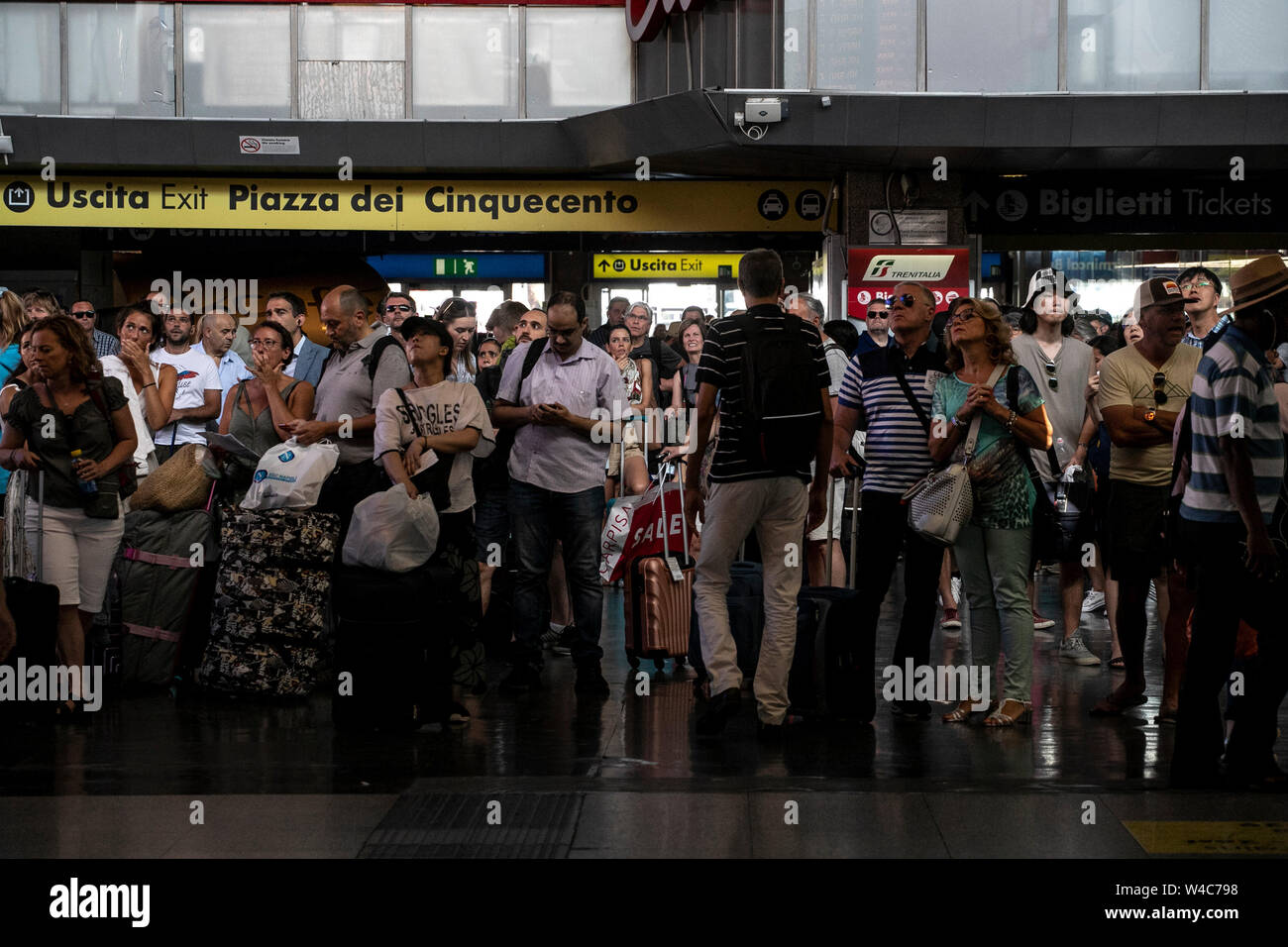 Roma, Italia. 22 juillet, 2019. Foto Carlo Lannutti/LaPresseRoma : 22-07-2019 Cronaca. Stazione Termini disagi ritardi e per l'incendio doloso alla stazione di Firenze Rovezzano Nella foto : Passeggeri attesa dei Treni en crédit : LaPresse/Alamy Live News Banque D'Images