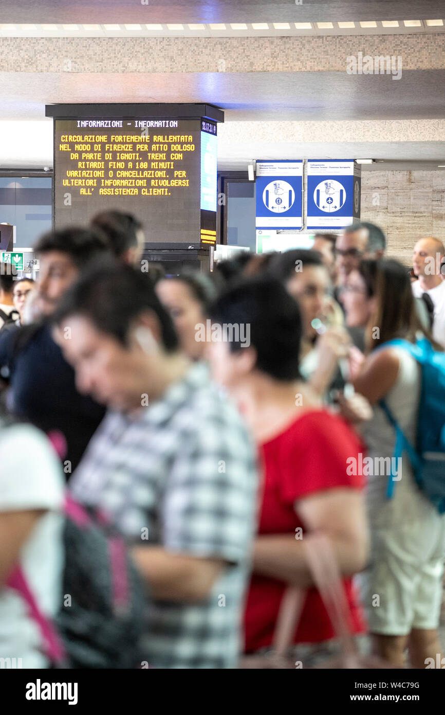 Roma, Italia. 22 juillet, 2019. Foto Carlo Lannutti/LaPresseRoma : 22-07-2019 Cronaca. Stazione Termini disagi ritardi e per l'incendio doloso alla stazione di Firenze Rovezzano Nella foto : Passeggeri attesa dei Treni en crédit : LaPresse/Alamy Live News Banque D'Images