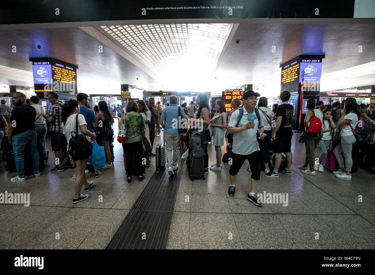 Roma, Italia. 22 juillet, 2019. Foto Carlo Lannutti/LaPresseRoma : 22-07-2019 Cronaca. Stazione Termini disagi ritardi e per l'incendio doloso alla stazione di Firenze Rovezzano Nella foto : Passeggeri attesa dei Treni en crédit : LaPresse/Alamy Live News Banque D'Images