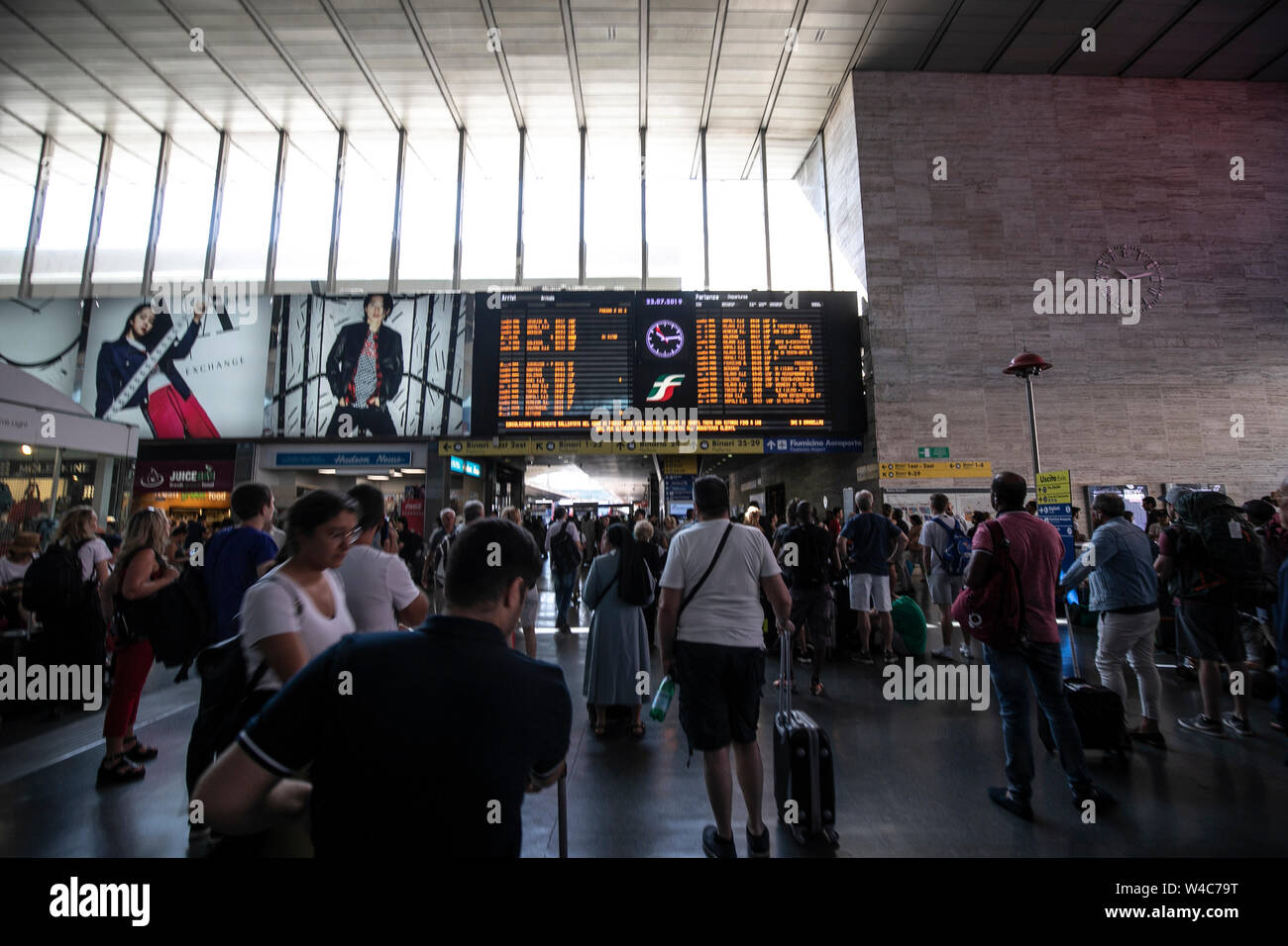 Roma, Italia. 22 juillet, 2019. Foto Carlo Lannutti/LaPresseRoma : 22-07-2019 Cronaca. Stazione Termini disagi ritardi e per l'incendio doloso alla stazione di Firenze Rovezzano Nella foto : Passeggeri attesa dei Treni en crédit : LaPresse/Alamy Live News Banque D'Images