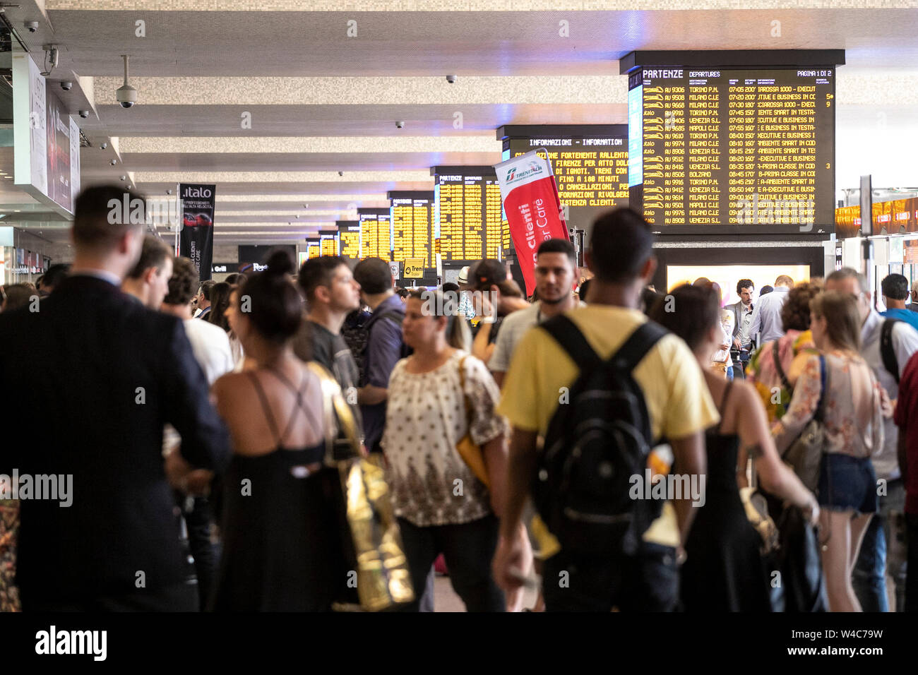 Roma, Italia. 22 juillet, 2019. Foto Carlo Lannutti/LaPresseRoma : 22-07-2019 Cronaca. Stazione Termini disagi ritardi e per l'incendio doloso alla stazione di Firenze Rovezzano Nella foto : Passeggeri attesa dei Treni en crédit : LaPresse/Alamy Live News Banque D'Images