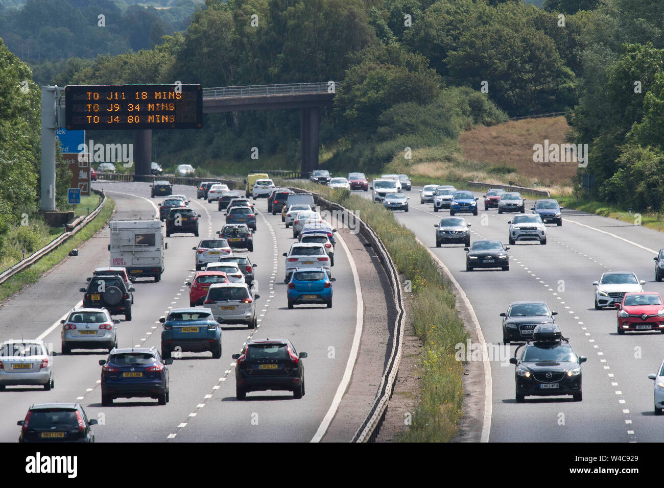 Un fort trafic sur l'autoroute M40, le plus fréquenté de Warwick nr escapade d'été commence. Le 20 juillet 2019. Banque D'Images