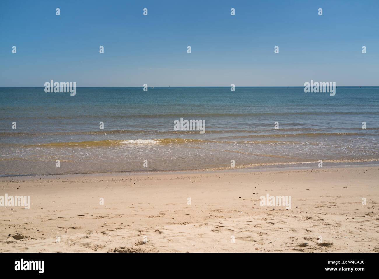 Clapotis des vagues sur une plage de Sandbanks à UK Banque D'Images