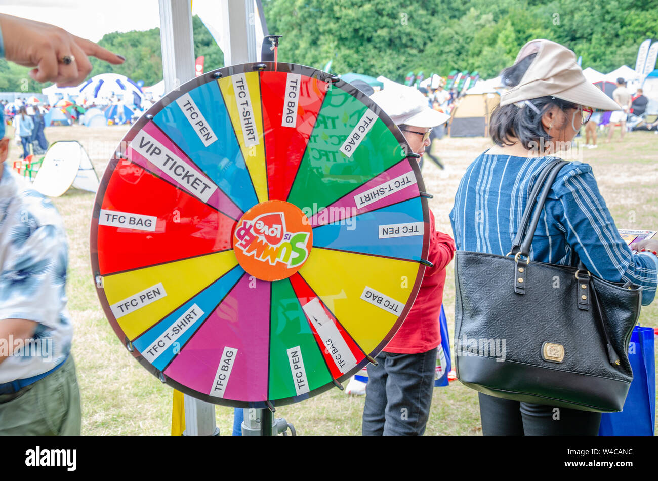 Une roue qui tourne jeu de hasard où vous gagner le prix inscrit sur le segment. Banque D'Images