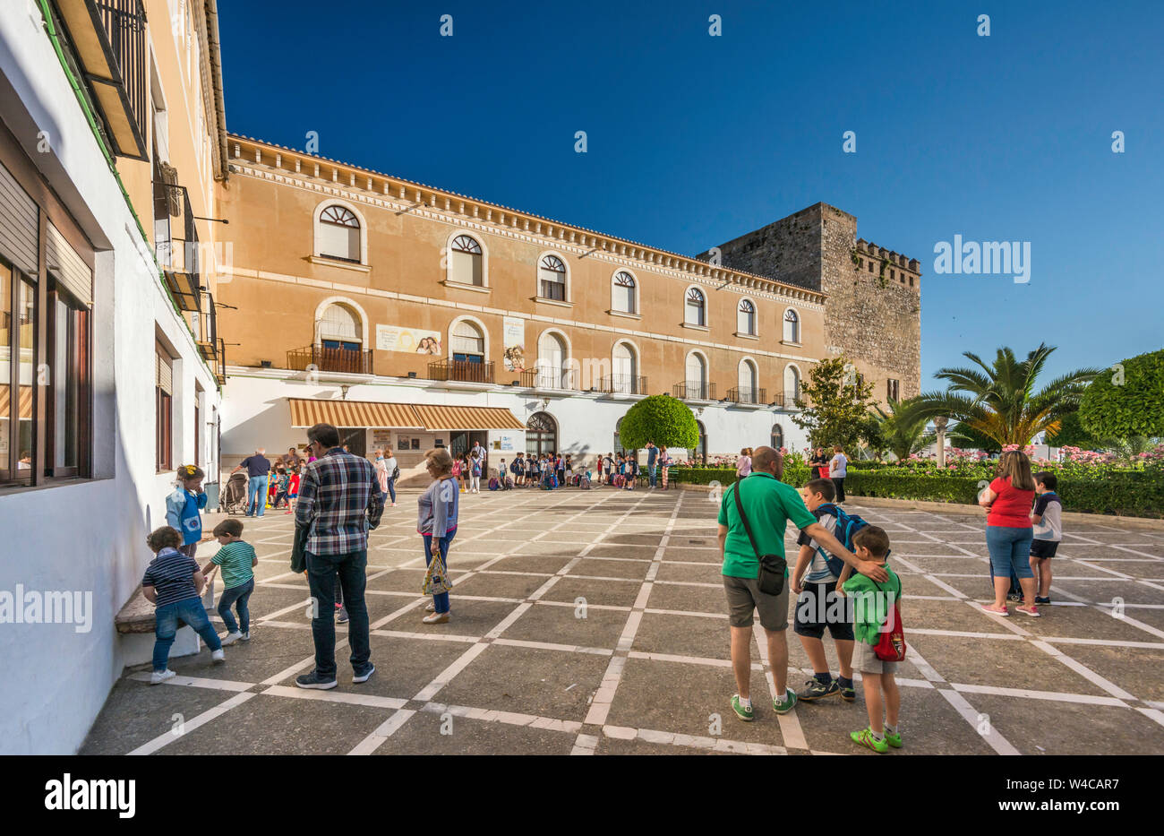Enfants rassemblement à cour, Castillo Condes de Cabra, à Cabra, Cordoba Province, Andalusia, Spain Banque D'Images