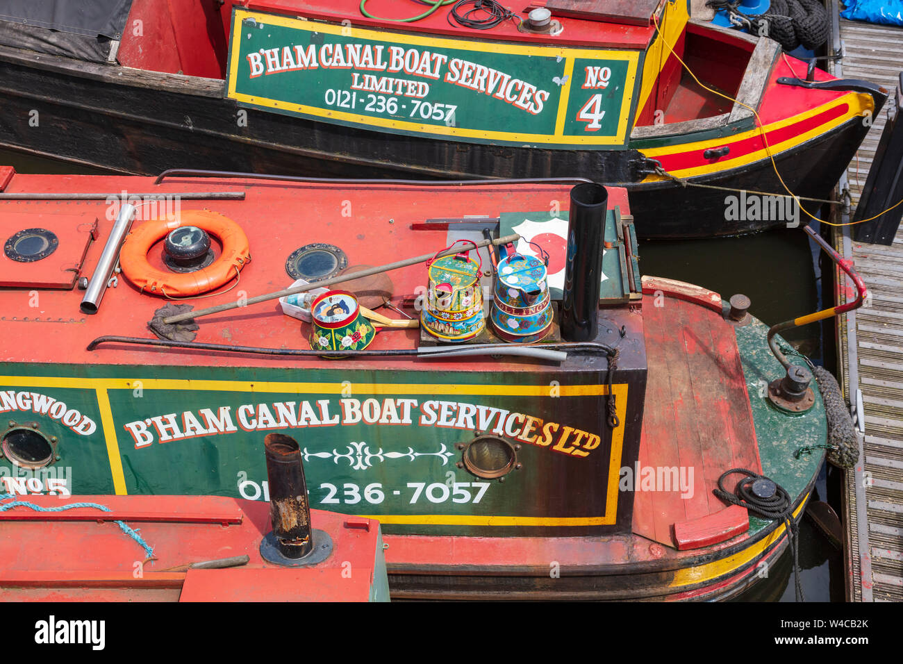 Canal colorés bateaux au bassin de la rue du gaz sur la nouvelle ligne principal canal dans le centre de Birmingham, UK Banque D'Images