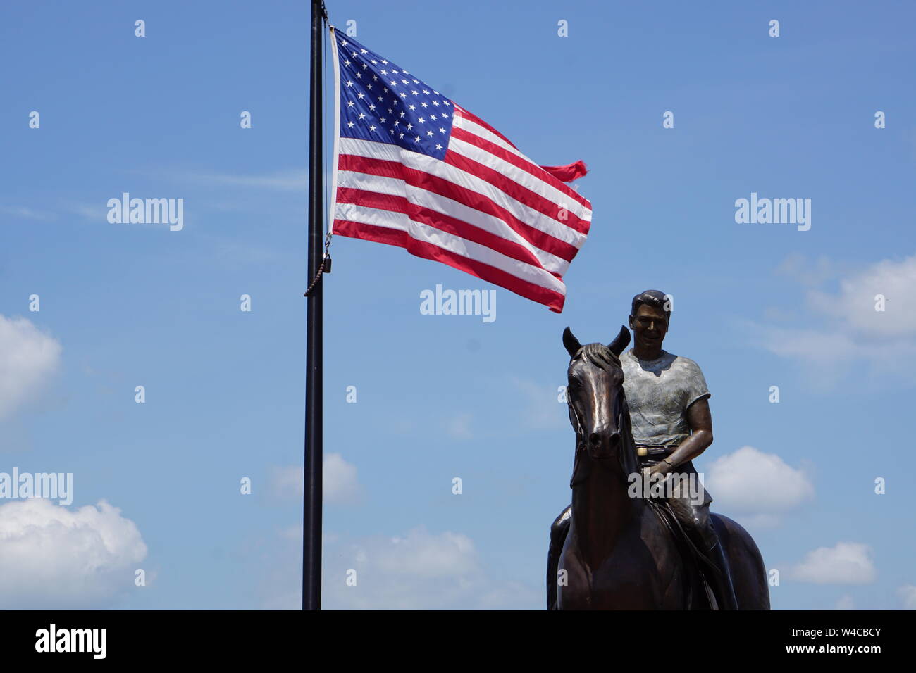 Statue de Ronald Reagan avec drapeau Américain derrière. Prises dans l'enfance de Reagan, ville natale de Dixon, l'Illinois. Banque D'Images