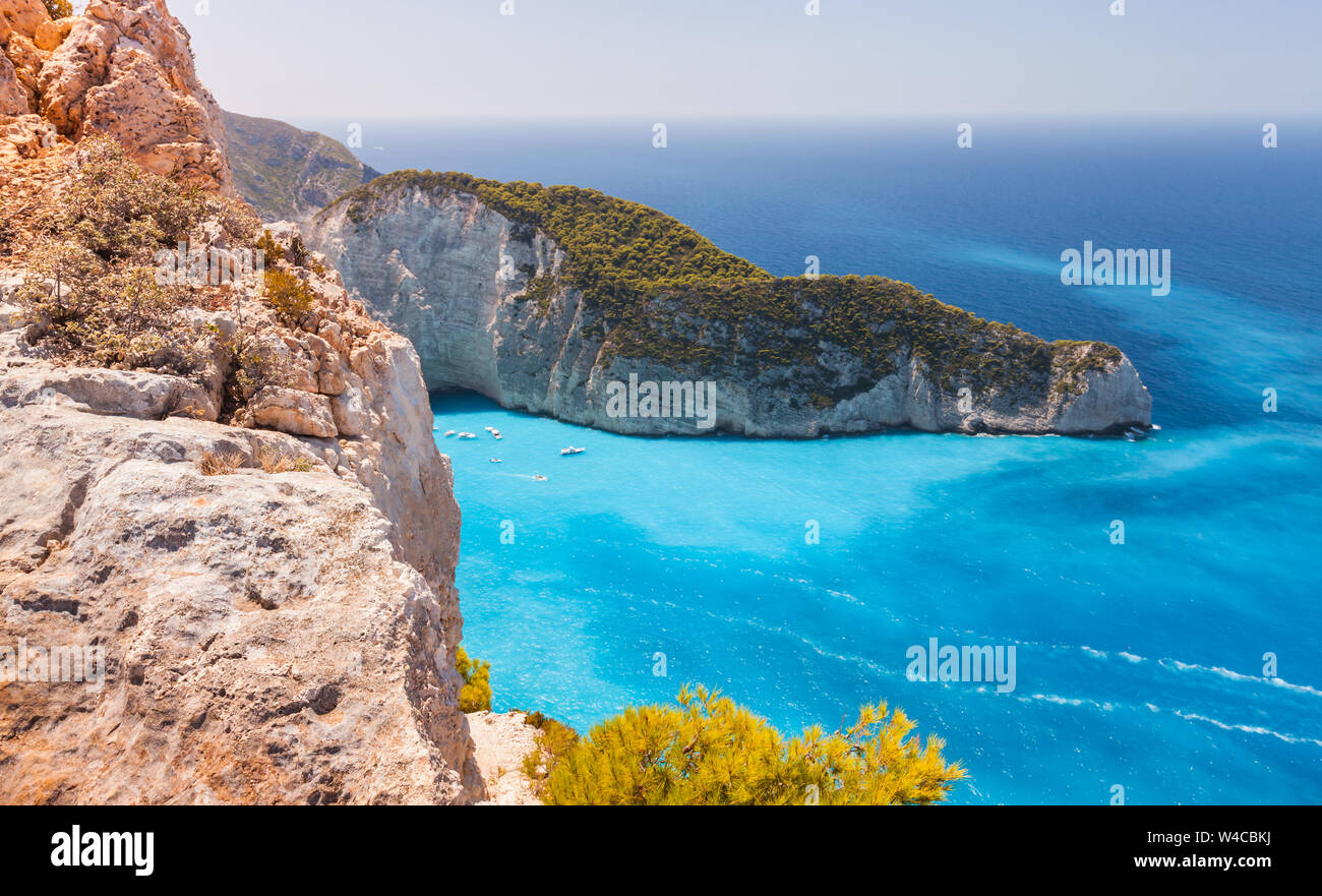 La baie de Navagio, paysage d'été côtières avec des roches rouges. Le
