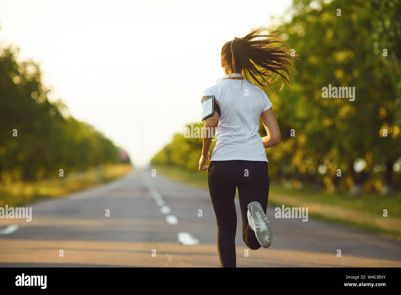 Une coureuse active running jogging le road Banque D'Images