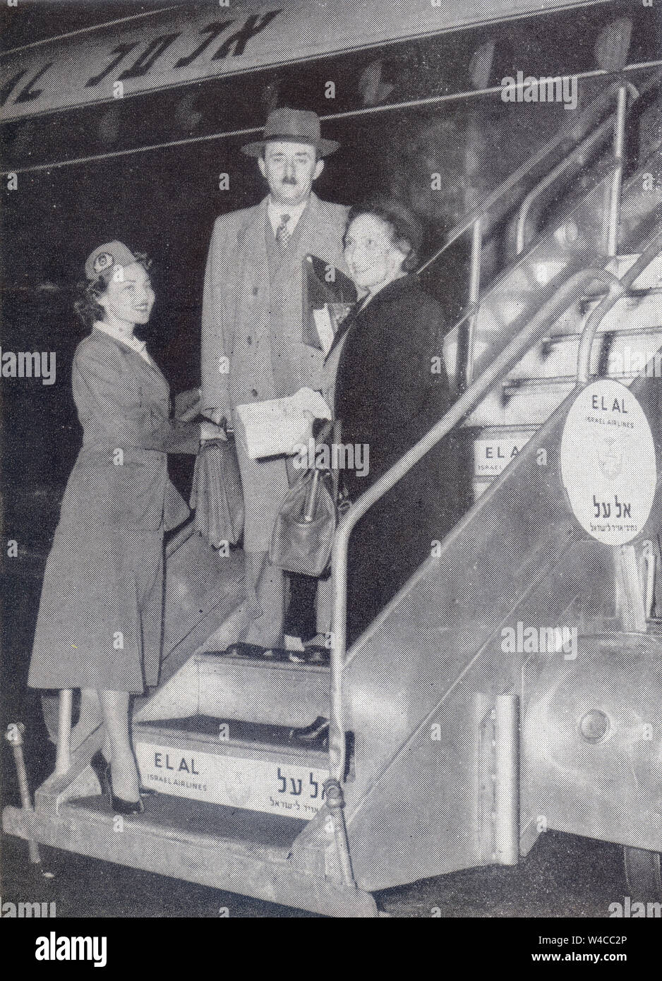 Moshe Sharett arrive avec Mme Sharett à New York sur avion. El-Al Moshe Sharett Moshé Shertok 15 octobre 1894 - 7 juillet 1965) a été le deuxième Premier Ministre d'Israël (1954-55), qui sert pour un peu moins de deux ans entre deux termes de David Ben Gourion. Il a continué en tant que ministre des Affaires étrangères (1955-1956) dans le gouvernement le Mapaï. Banque D'Images