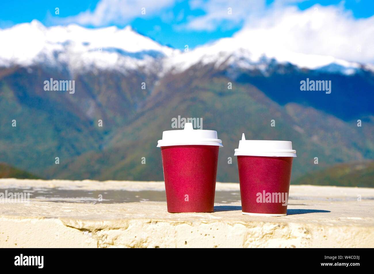 Café pour aller sur un arrière-plan des montagnes du Caucase Banque D'Images